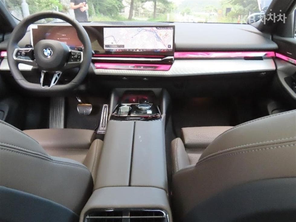 BMW - 5-Series | New 520 M Sport 15