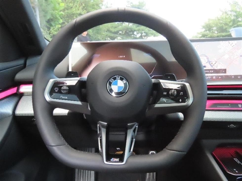 BMW - 5-Series | New 520 M Sport 16