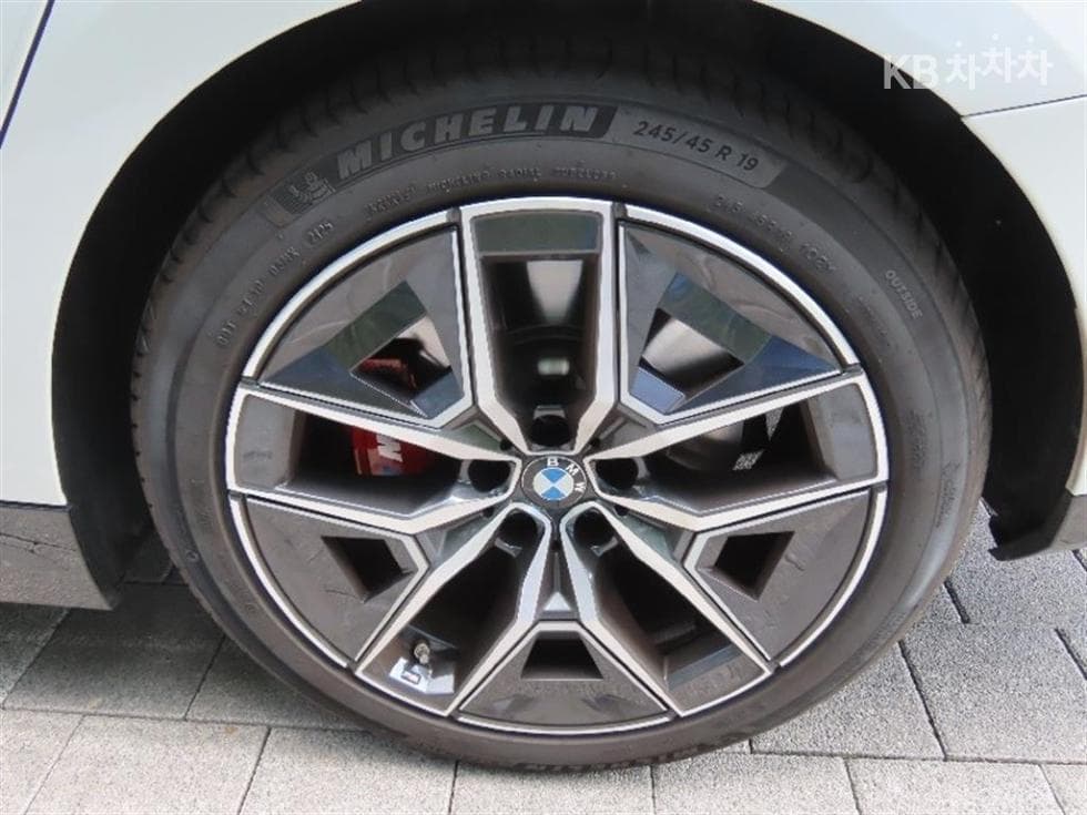 BMW - 5-Series | New 520 M Sport 17