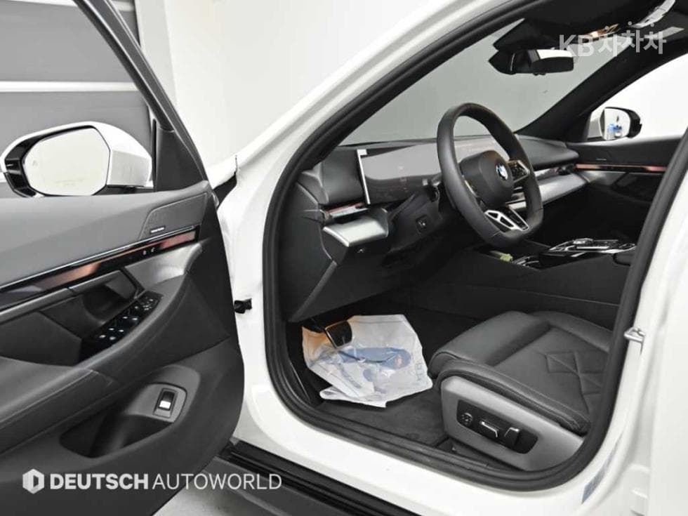 BMW - 5-Series | New 530 xDrive M Sport 11