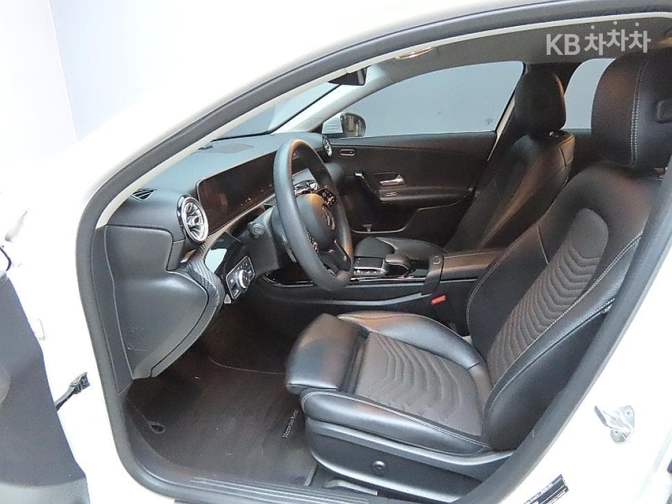 Mercedes-Benz - A-Class | A220 Sedan - 10