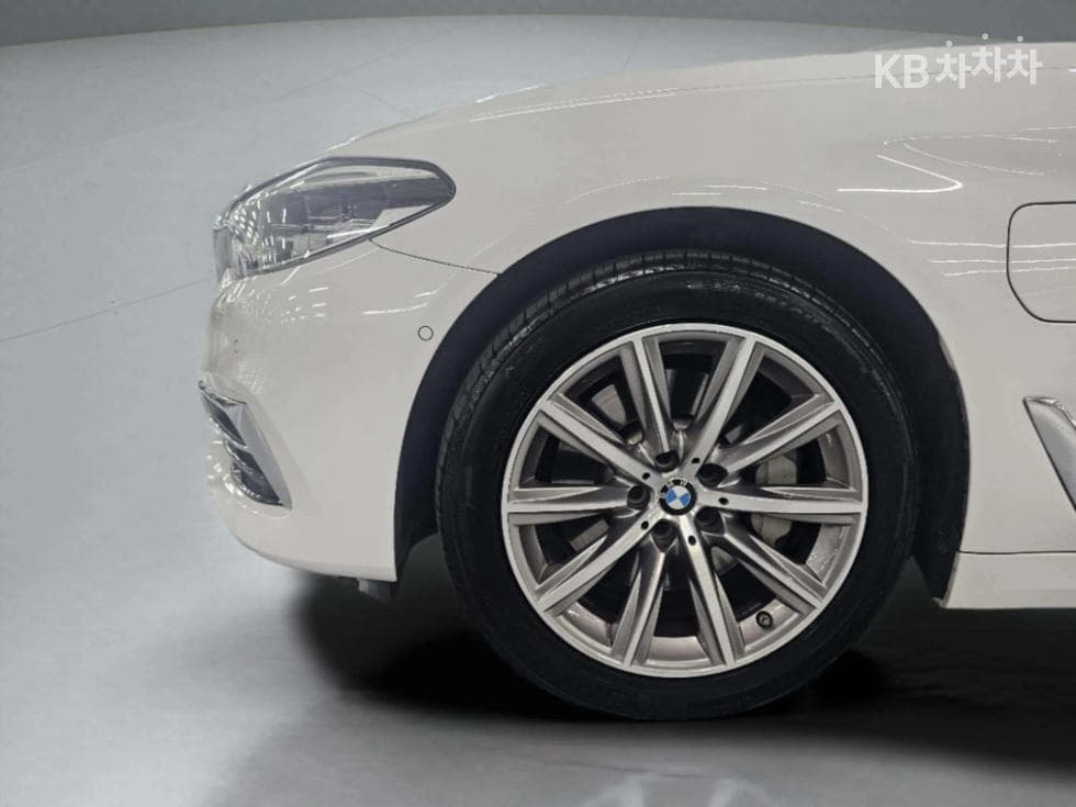 BMW - 5-Series | All New 530 Luxury Line 5