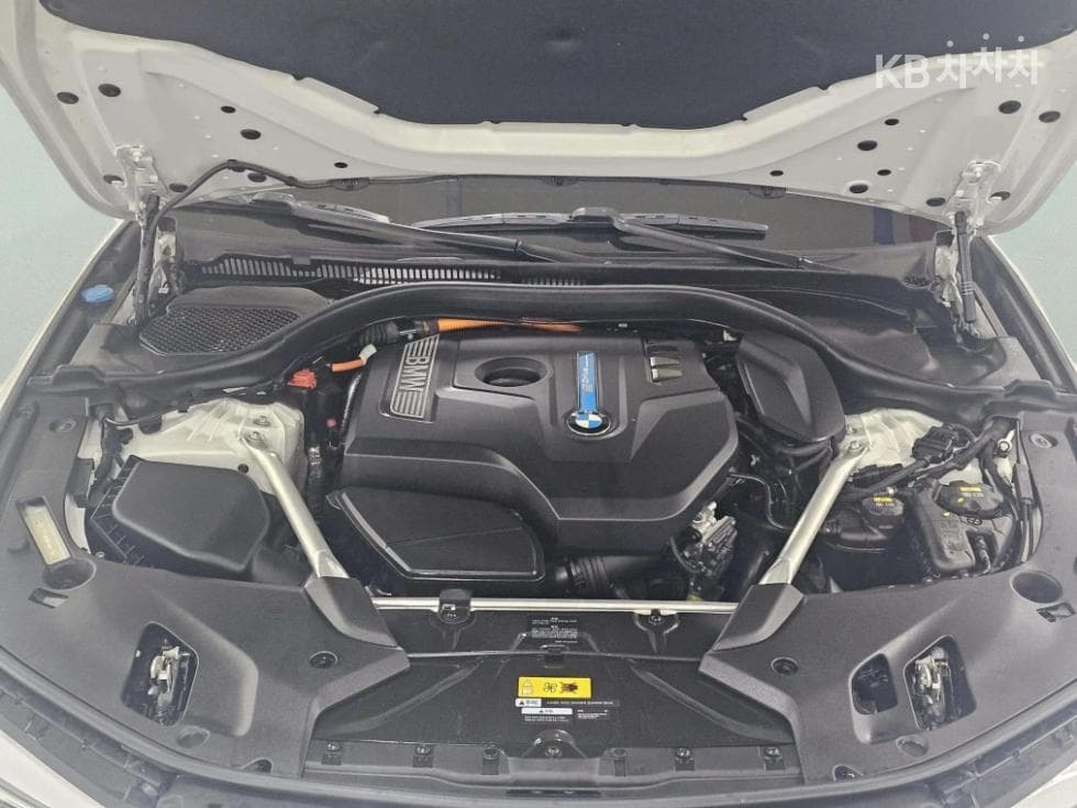 BMW - 5-Series | All New 530 Luxury Line 6