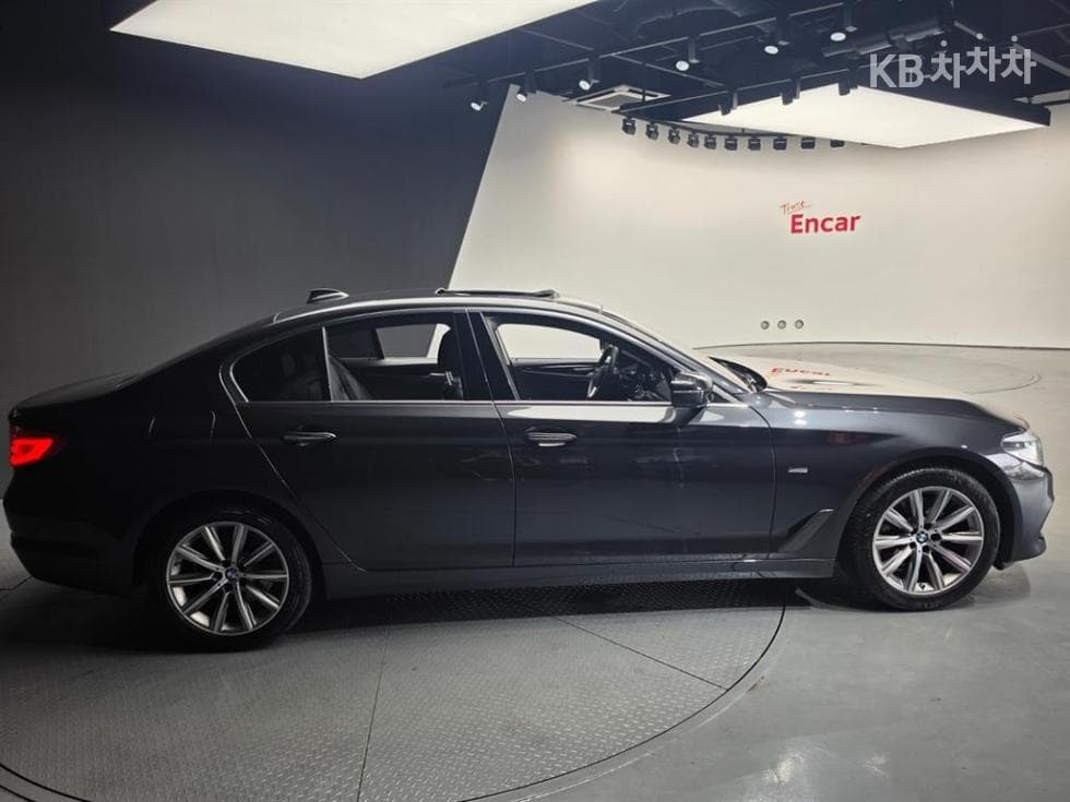 BMW - 5-Series | All New 520 Luxury 3