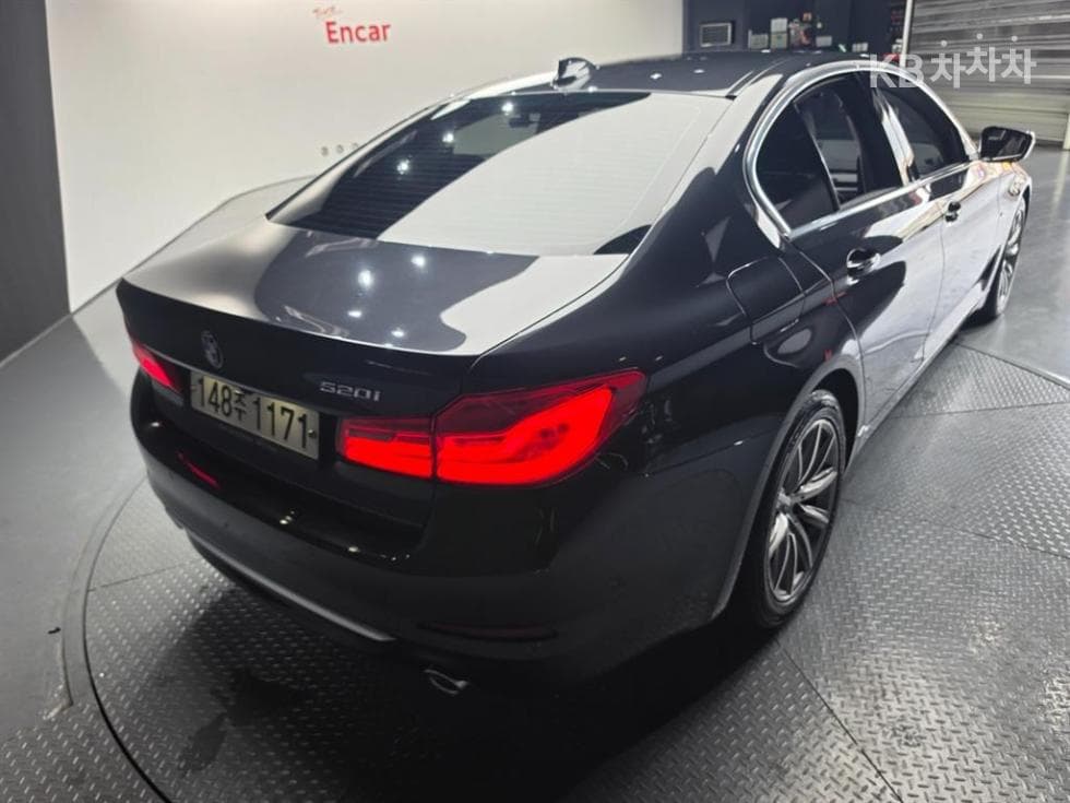 BMW - 5-Series | All New 520 Luxury 4