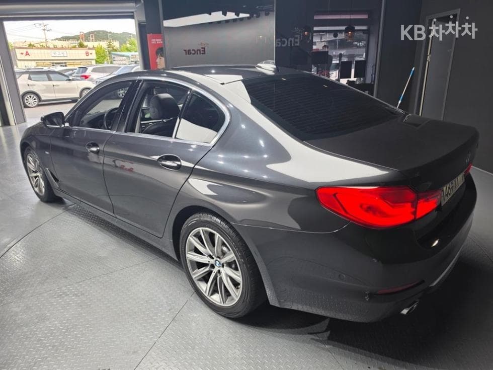BMW - 5-Series | All New 520 Luxury 6