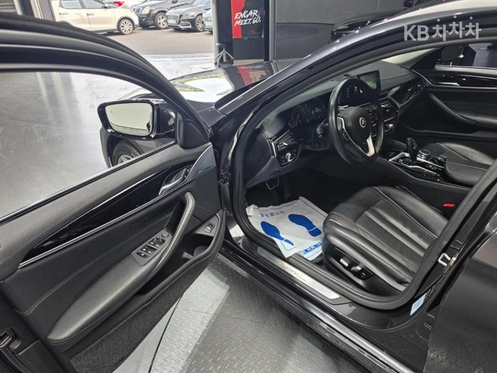 BMW - 5-Series | All New 520 Luxury 9