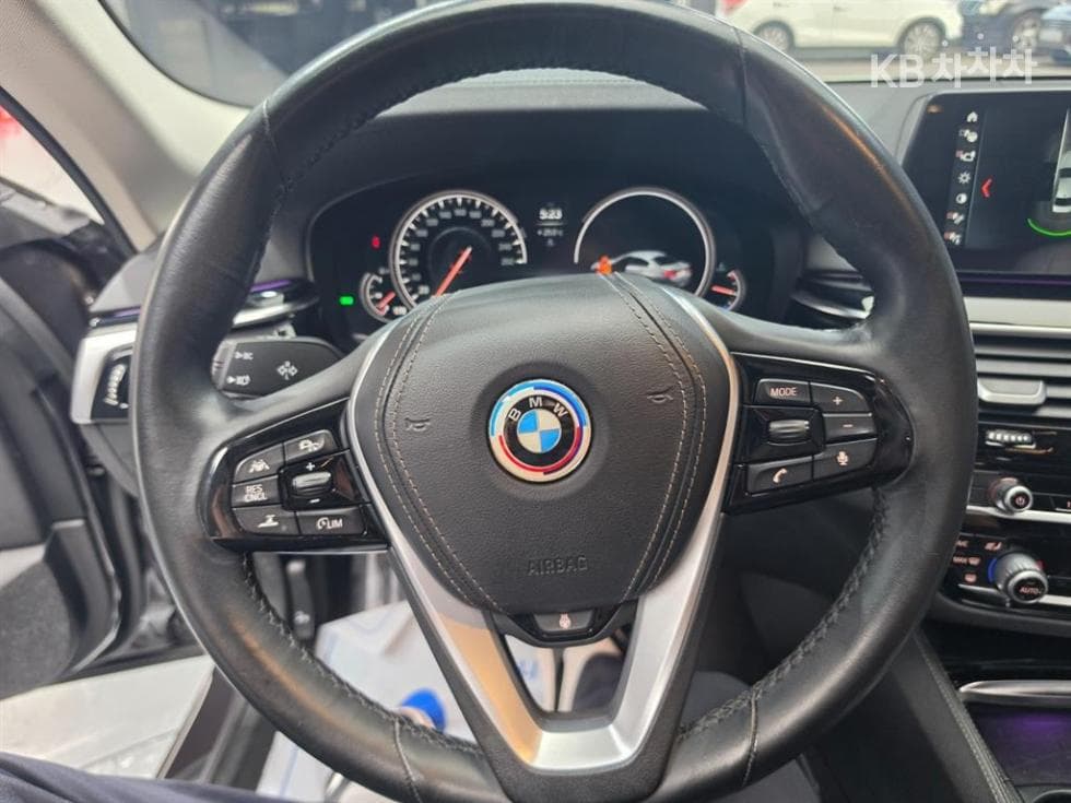 BMW - 5-Series | All New 520 Luxury 10