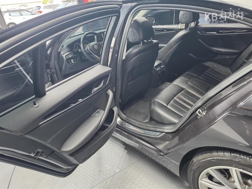 BMW - 5-Series | All New 520 Luxury 16