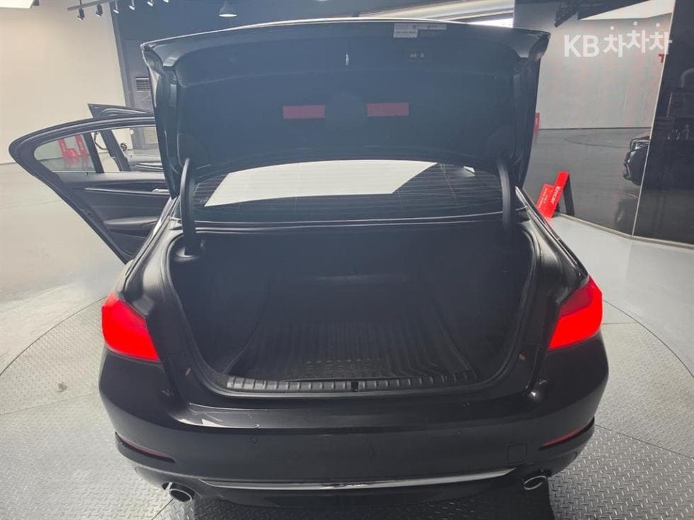 BMW - 5-Series | All New 520 Luxury 18