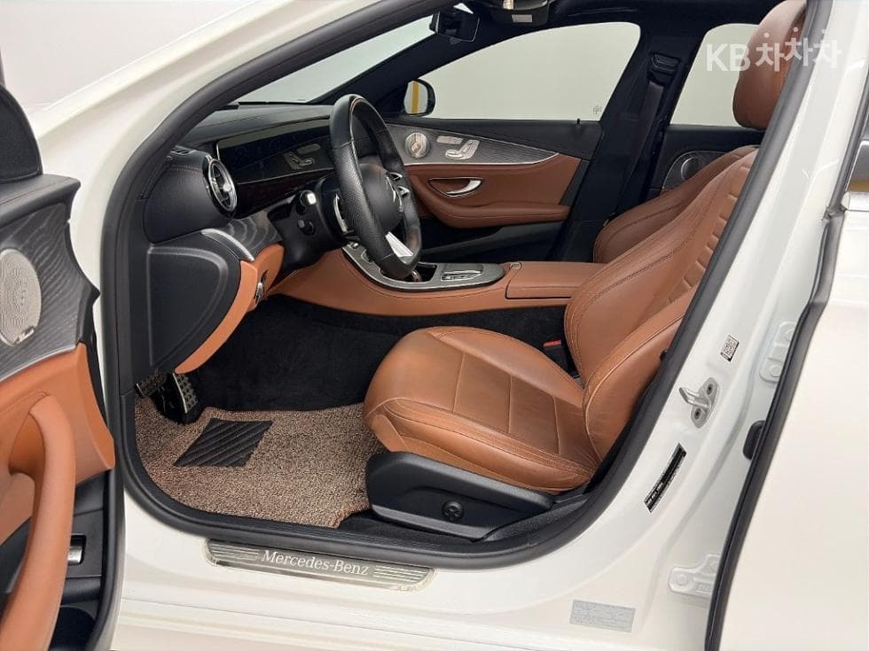 Mercedes-Benz - E-Class | E350 4MATIC AMG Line 11