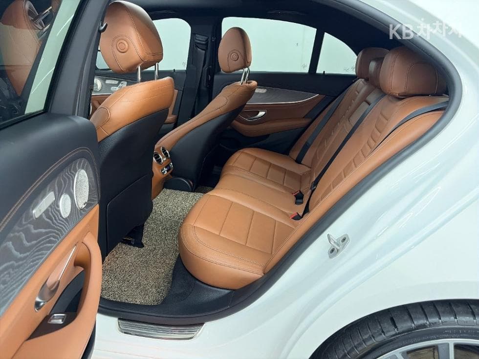 Mercedes-Benz - E-Class | E350 4MATIC AMG Line 12