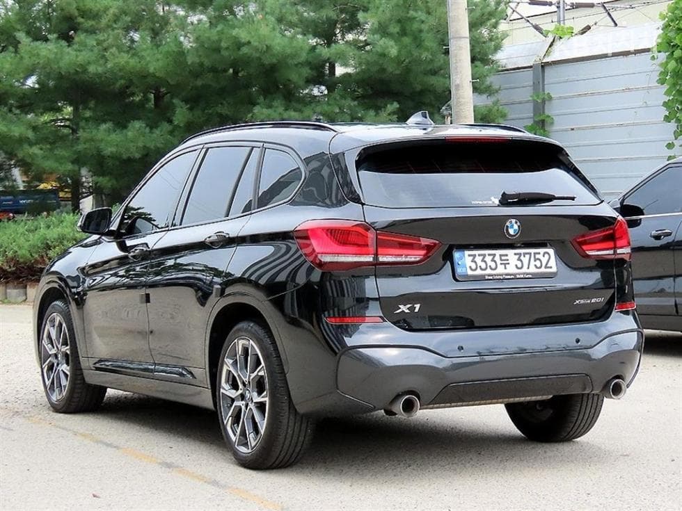 BMW - X1 | xDrive 20 M Sport Package 3
