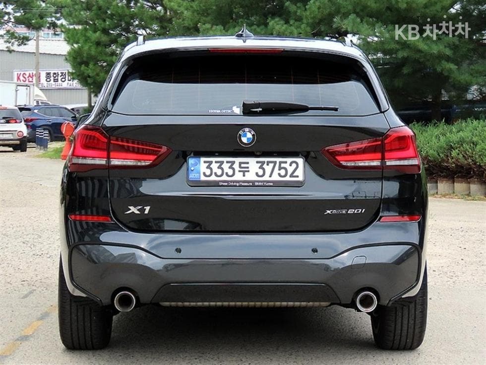BMW - X1 | xDrive 20 M Sport Package 4