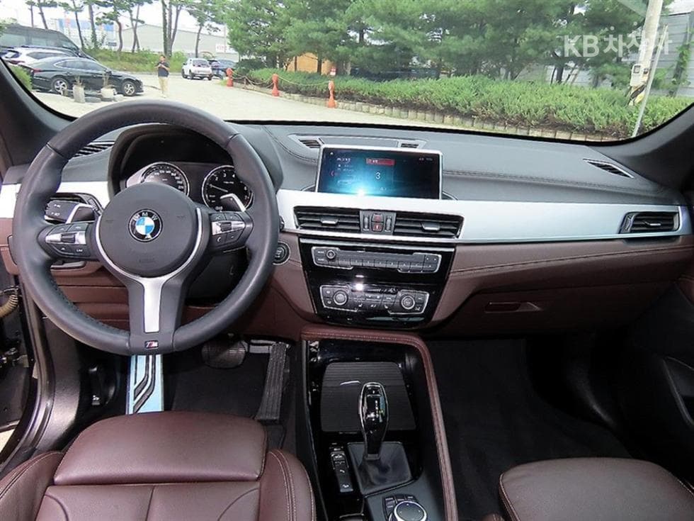 BMW - X1 | xDrive 20 M Sport Package 7