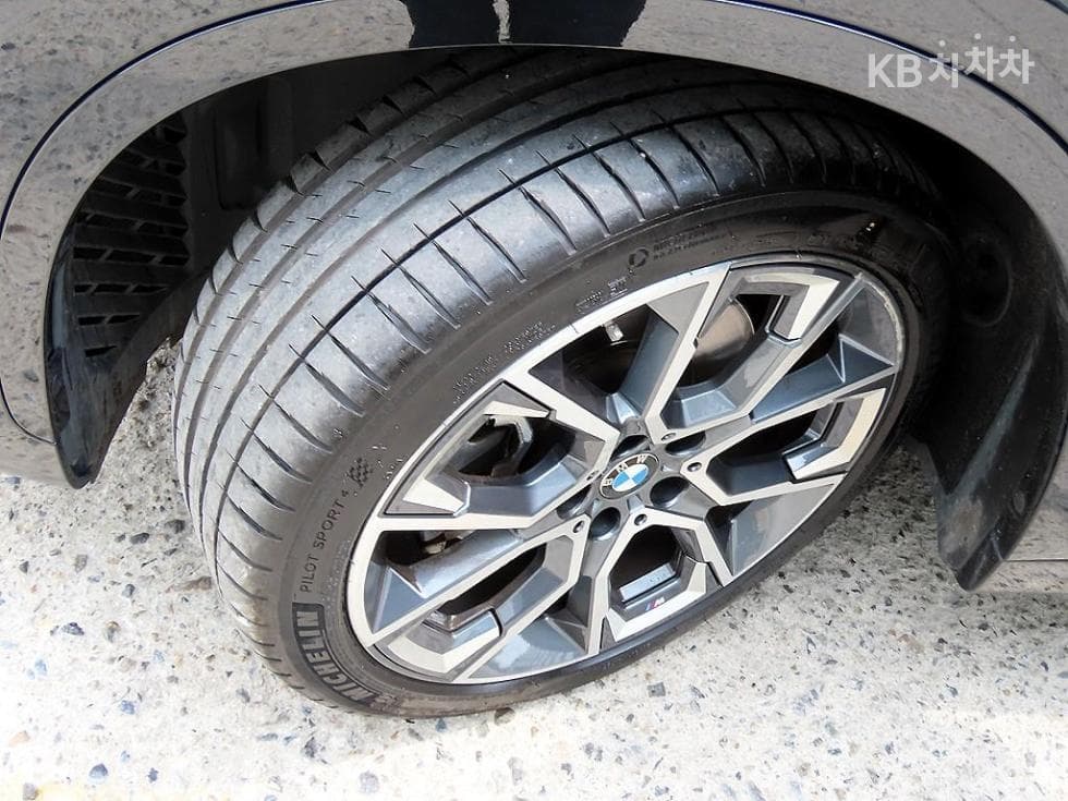 BMW - X1 | xDrive 20 M Sport Package 20