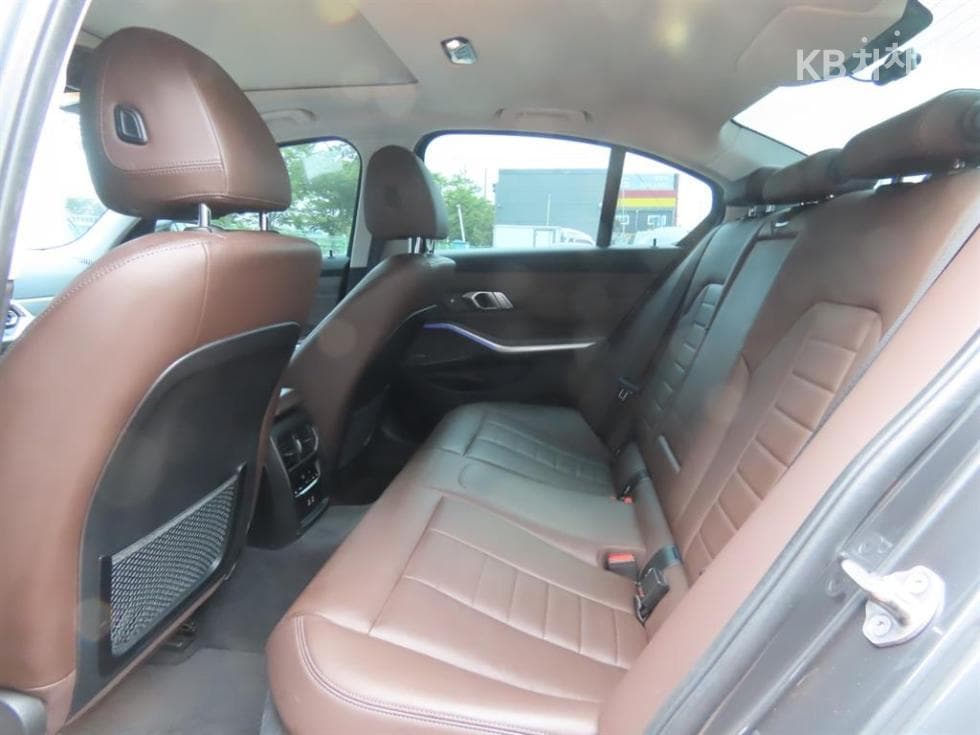 بي إم دبليو - 3-Series | 320 Luxury Line 7