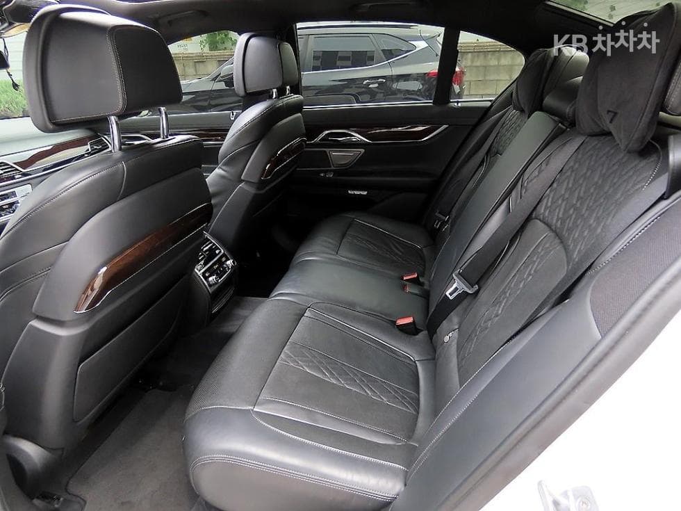 BMW - 7-Series | 730 xDrive Base 6