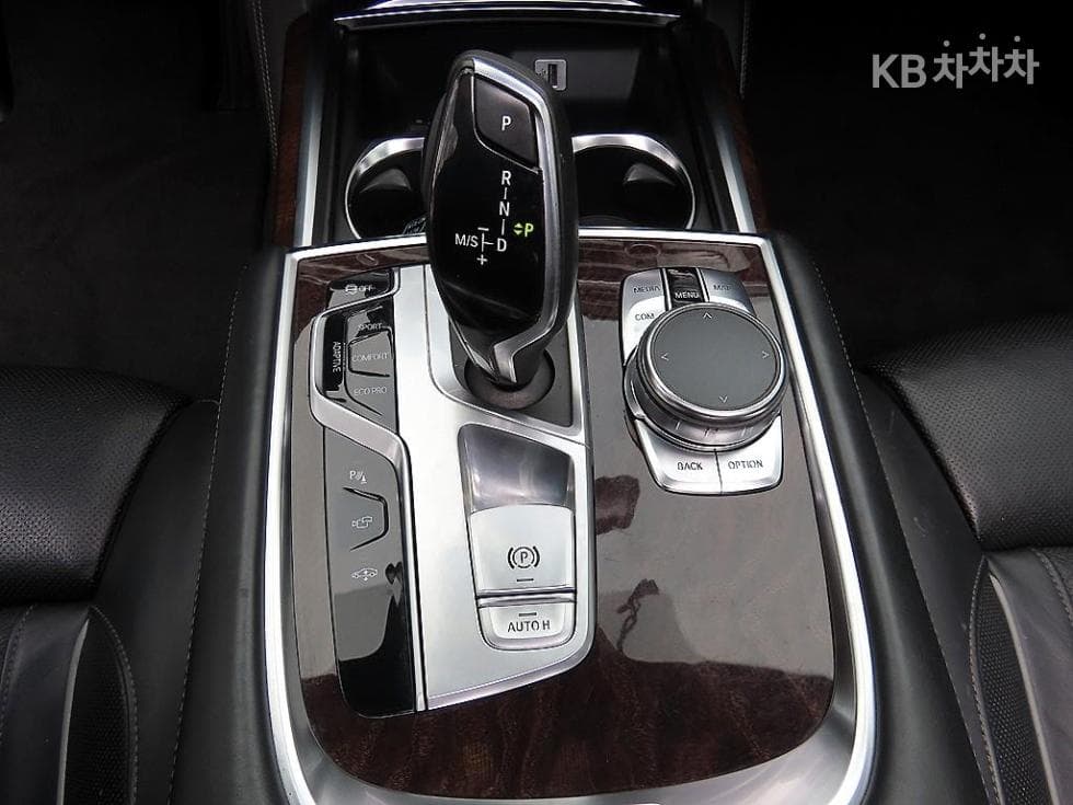 BMW - 7-Series | 730 xDrive Base 11