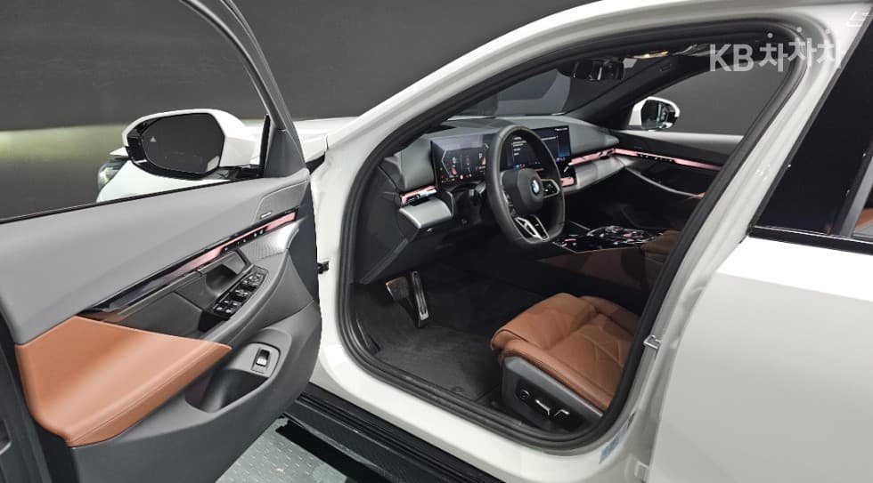 BMW - 5-Series | New 530 xDrive M Sport 10