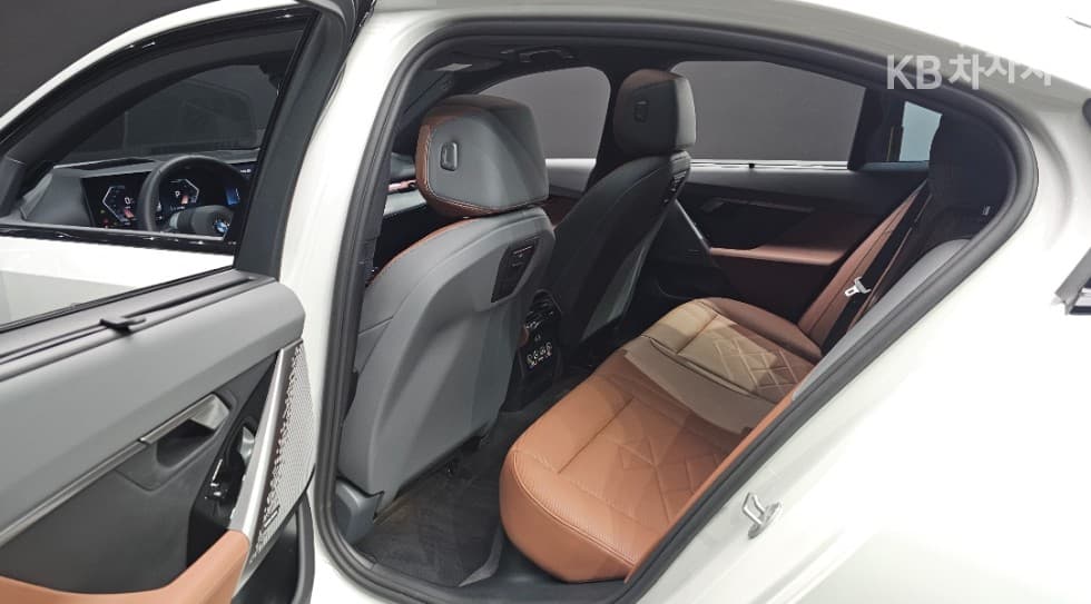 BMW - 5-Series | New 530 xDrive M Sport 11