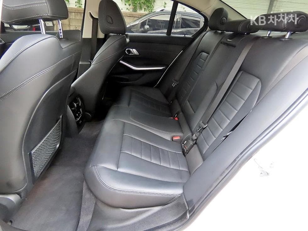 BMW - 3-Series | 320 xDrive Luxury Line 6