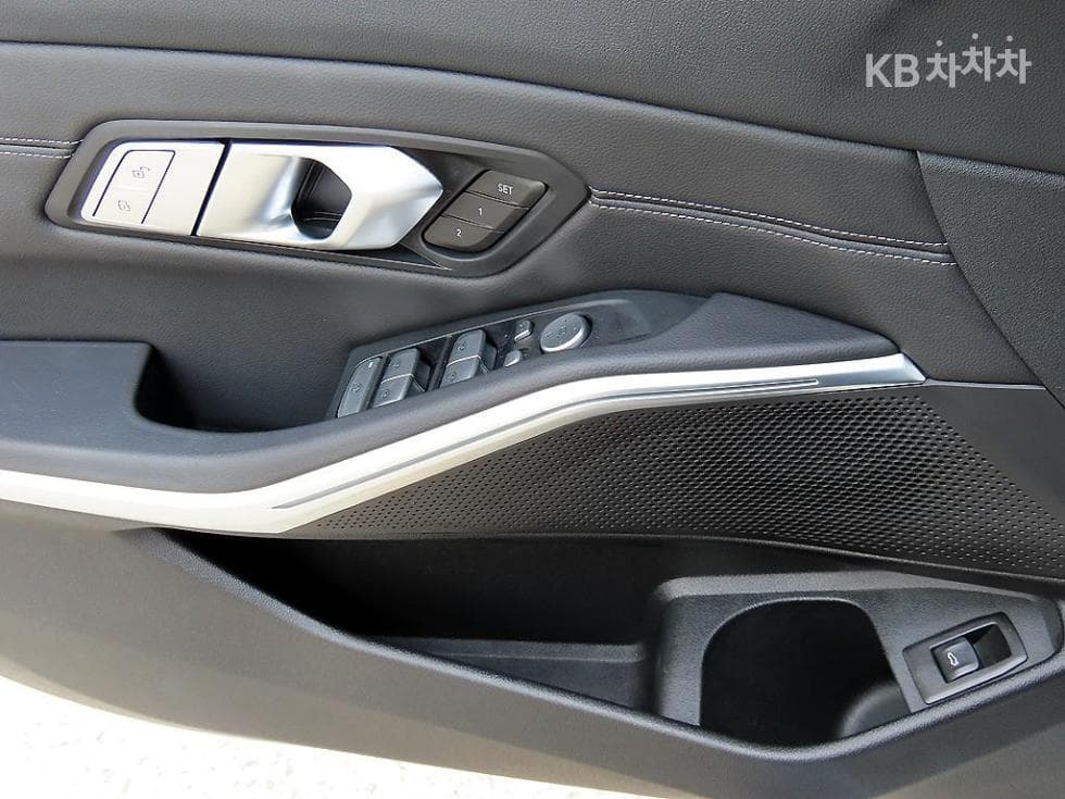 BMW - 3-Series | 320 xDrive Luxury Line 11