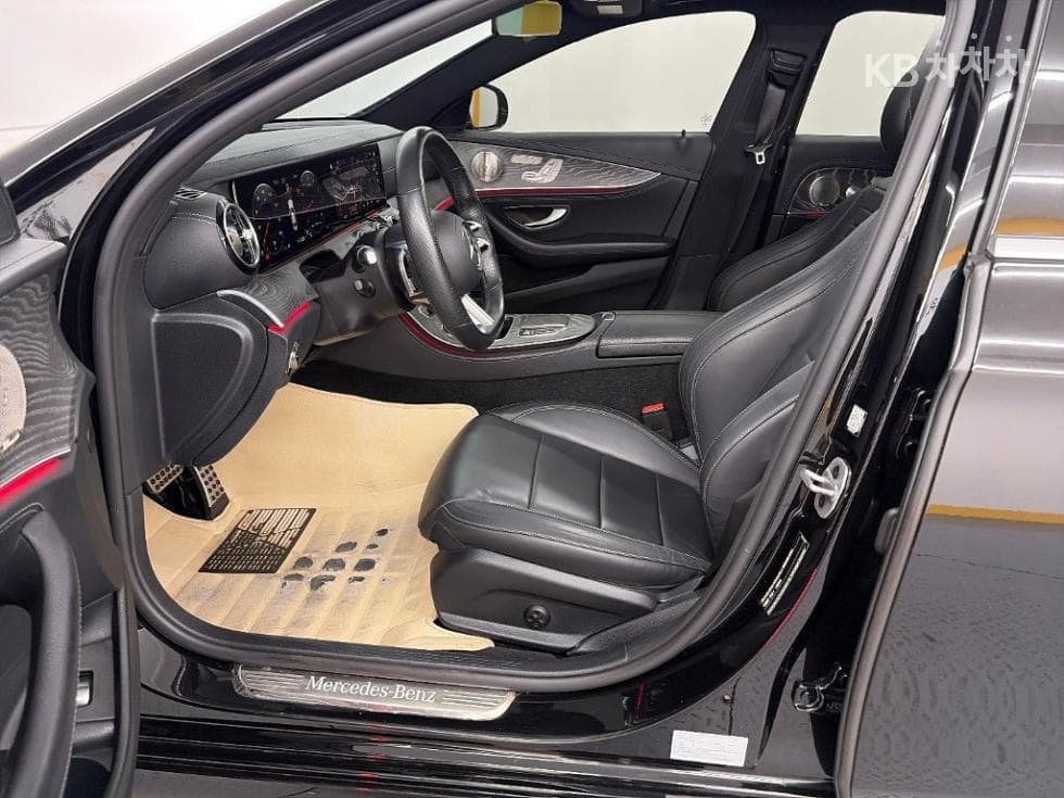 Mercedes-Benz - E-Class | E350 4MATIC AMG Line 11