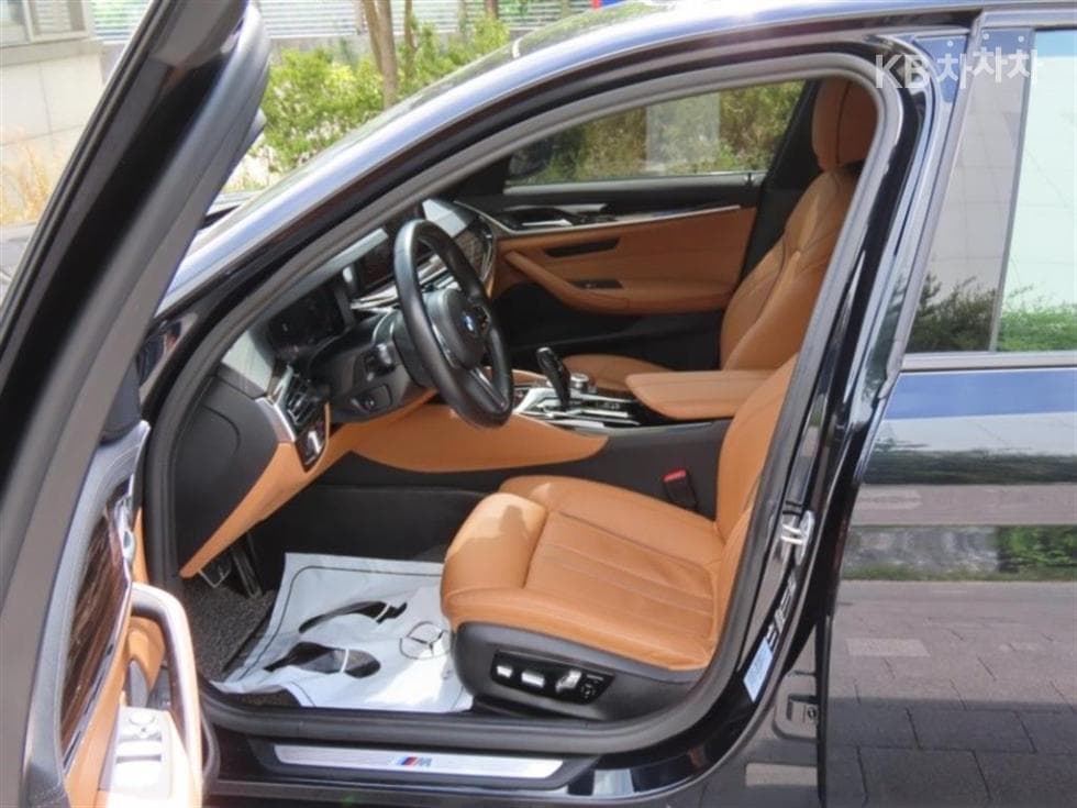BMW - 5-Series | All New 520 M Sport 13