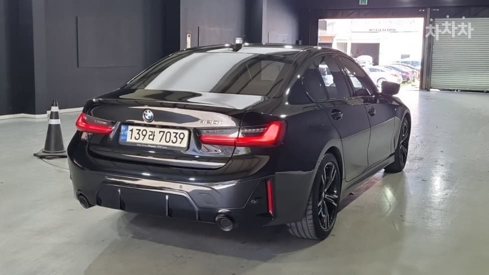BMW - 3-Series | 320 M Sport 2