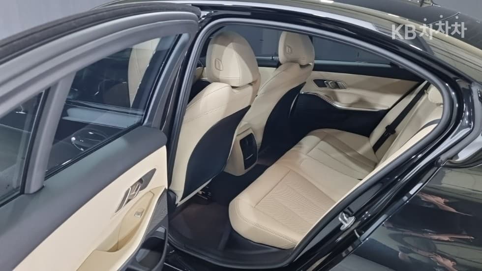 BMW - 3-Series | 320 M Sport 8