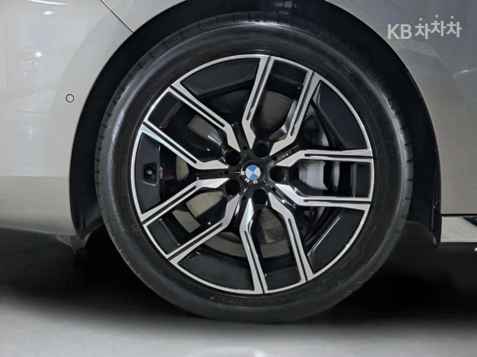 BMW - 7-Series | 740 xDrive M Sport 5