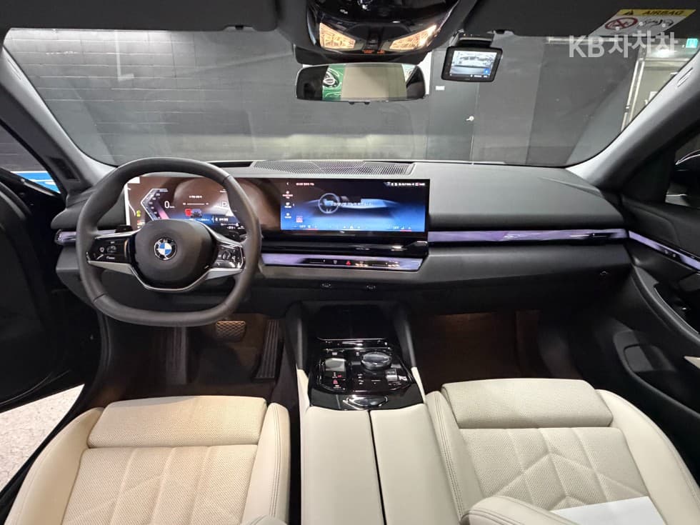 BMW - 5-Series | New 523 M Sport 11