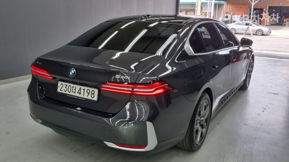 BMW - 5-Series | New 530 xDrive Base 2