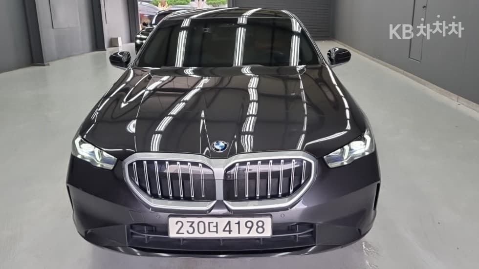 BMW - 5-Series | New 530 xDrive Base 3