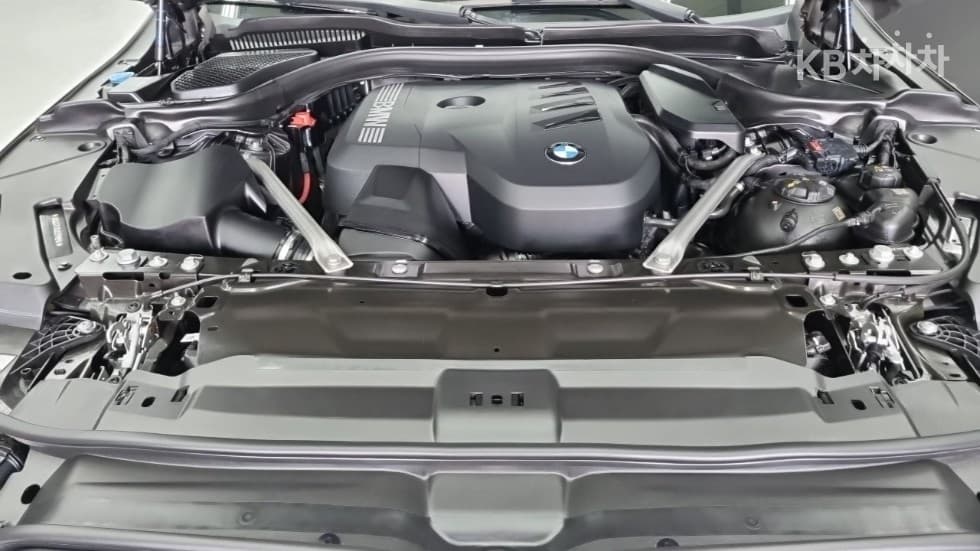 BMW - 5-Series | New 530 xDrive Base 6