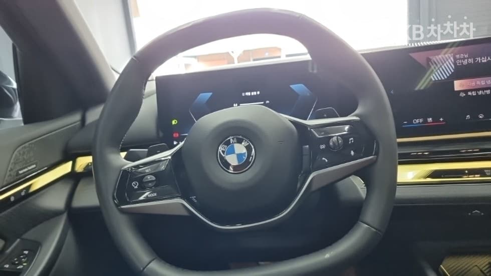 BMW - 5-Series | New 530 xDrive Base 9
