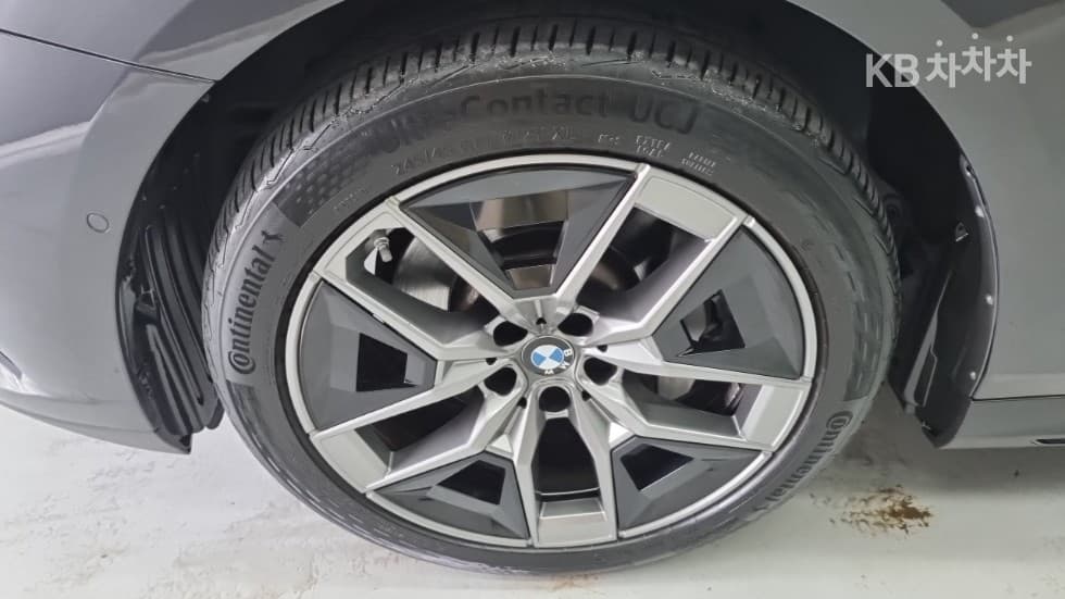 BMW - 5-Series | New 530 xDrive Base 18