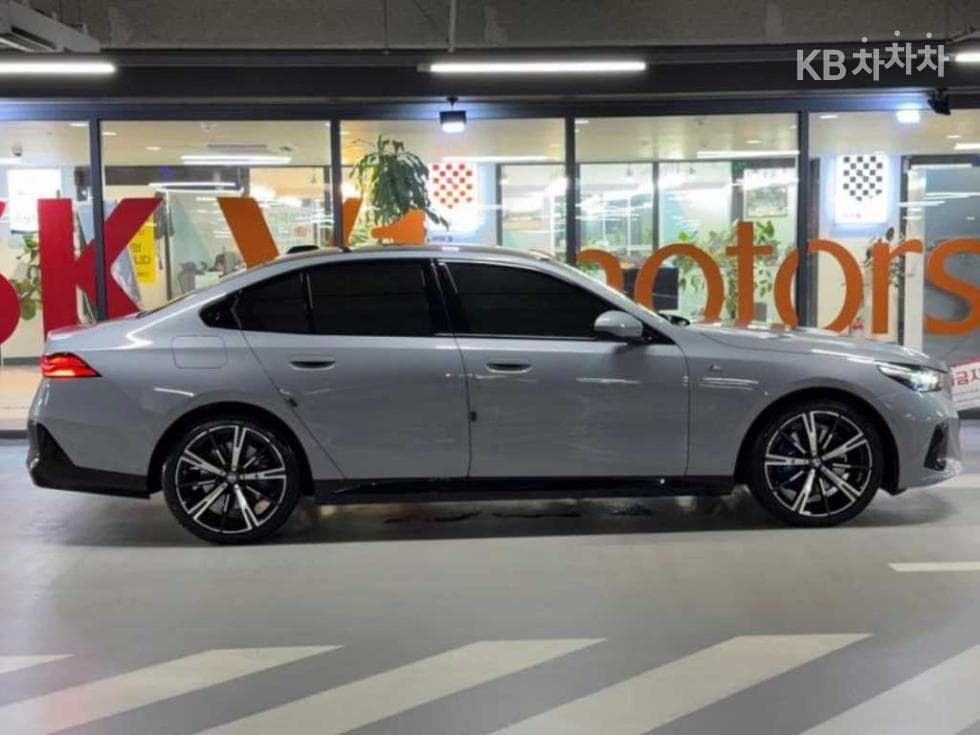 BMW - 5-Series | New 530 xDrive M Sport 3