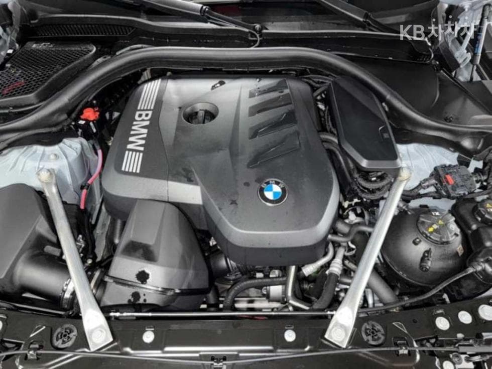 BMW - 5-Series | New 530 xDrive M Sport 19