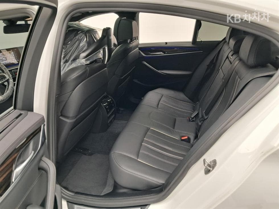 BMW - 5-Series | All New 520 M Sport 12