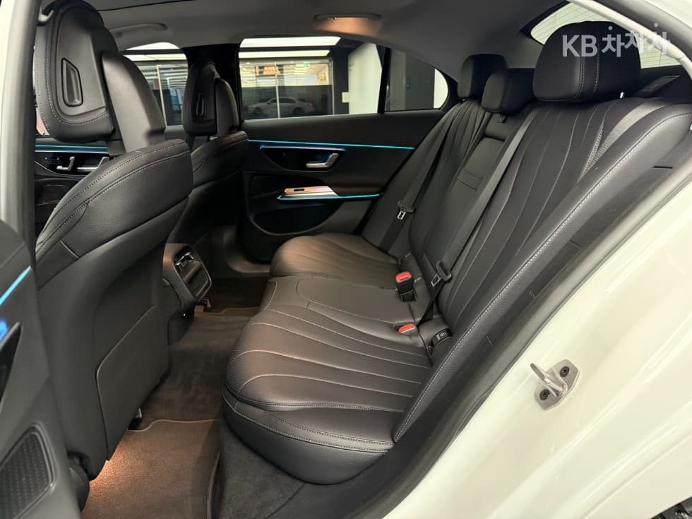 Mercedes-Benz - E-Class | E200 AMG Line 9