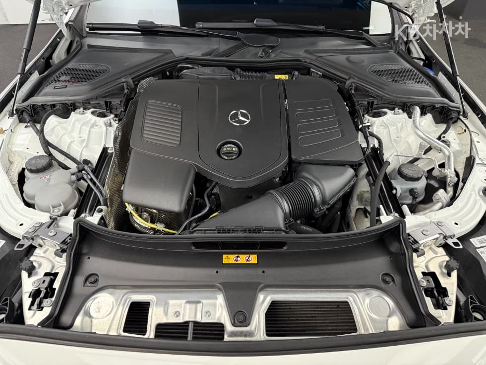 Mercedes-Benz - E-Class | E200 AMG Line 6