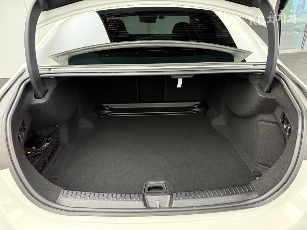 Mercedes-Benz - E-Class | E200 AMG Line 10