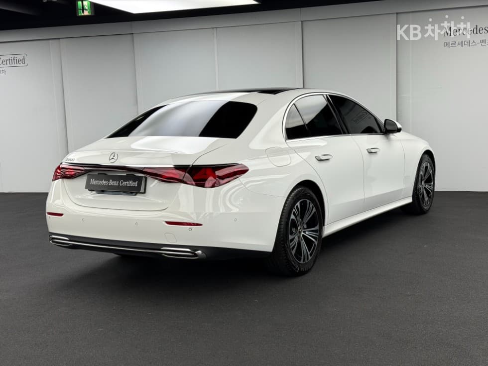 Mercedes-Benz - E-Class | E200 AMG Line 4