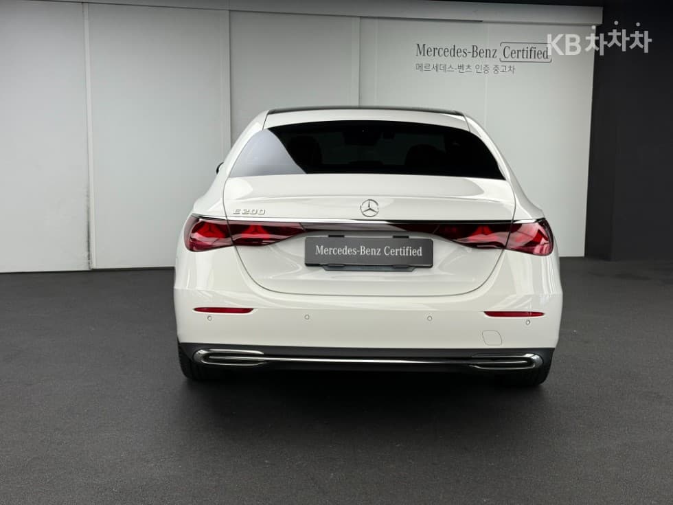 Mercedes-Benz - E-Class | E200 AMG Line 3