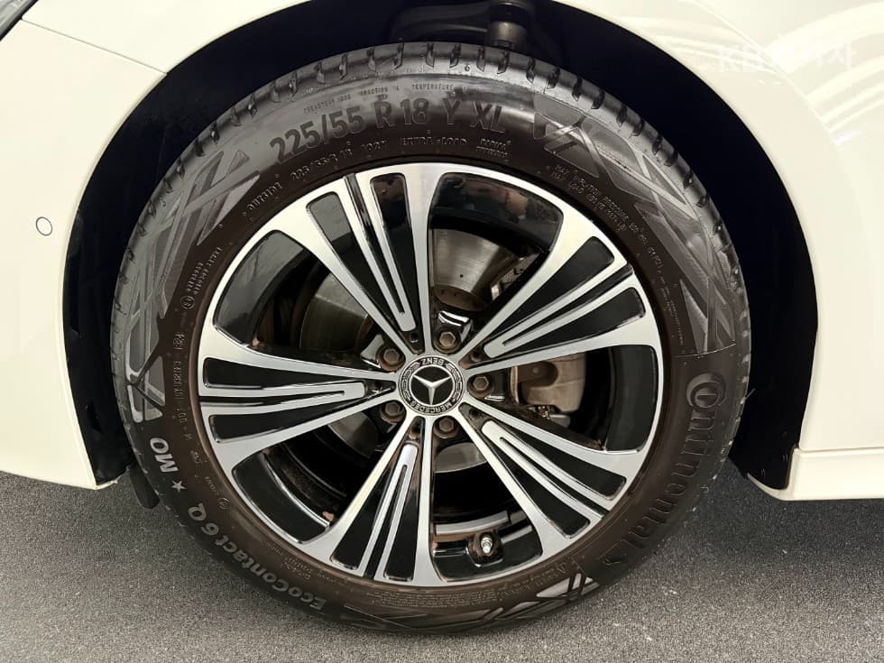 Mercedes-Benz - E-Class | E200 AMG Line 5