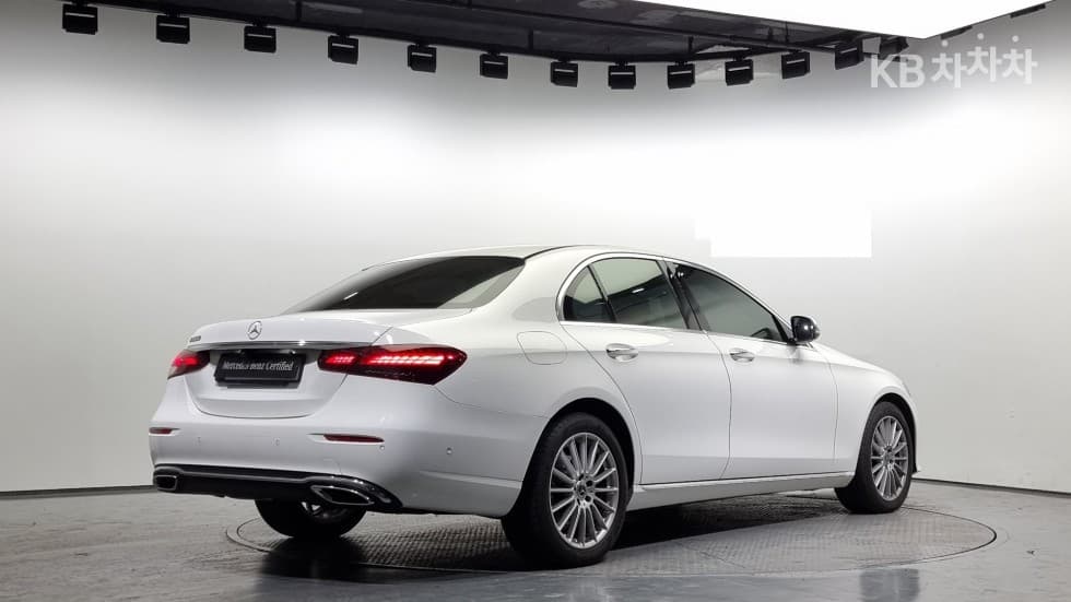 Mercedes-Benz - E-Class | E250 Exclusive 2