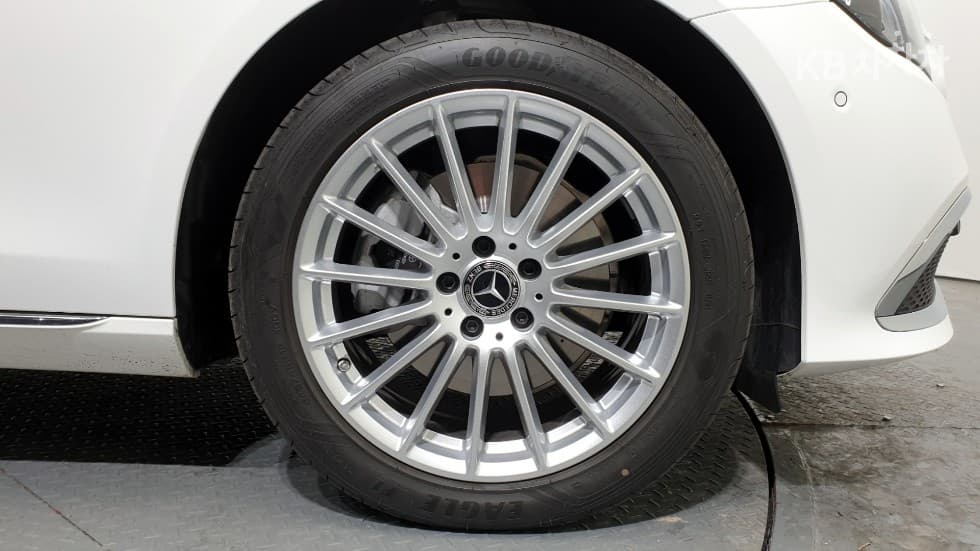 Mercedes-Benz - E-Class | E250 Exclusive 3