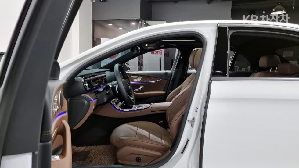 Mercedes-Benz - E-Class | E250 Exclusive 10